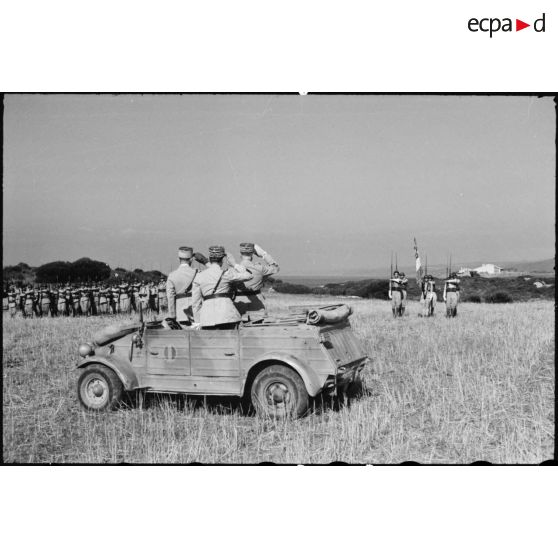 Le général d'armée Alphonse Georges, commissaire d'Etat membre du CFLN (Comité français de la Libération nationale) et le général de corps d'armée Louis Koeltz, commandant le 19e CA (corps d'armée), saluent le drapeau du 1er RTA (régiment de tirailleurs algériens) lors d'une pirse d'armes.
