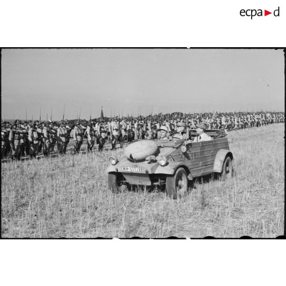 Le général d'armée Alphonse Georges, commissaire d'Etat membre du CFLN (Comité français de la Libération nationale) et le général de corps d'armée Louis Koeltz, commandant le 19e CA (corps d'armée), passent en revue le 1er RTA (régiment de tirailleurs algériens) lors d'une pirse d'armes.