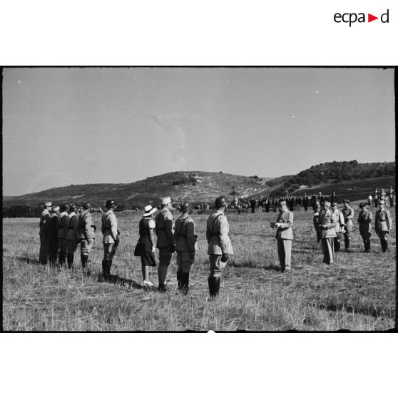 Le général d'armée Alphonse Georges, commissaire d'Etat membre du CFLN (Comité français de la Libération nationale), fait la lecture des citations avant de décorer des récipiendaires du 1er RTA (régiment de tirailleurs algériens) lors d'une prise d'armes.