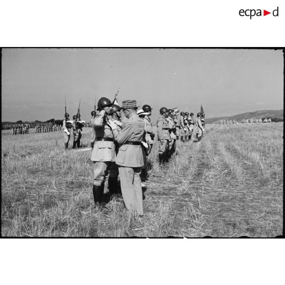 Le général d'armée Alphonse Georges, commissaire d'Etat membre du CFLN (Comité français de la Libération nationale), remet la croix d'officier de la Légion d'honneur au chef de bataillon Jean Marty du 1er RTA (régiment de tirailleurs algériens).