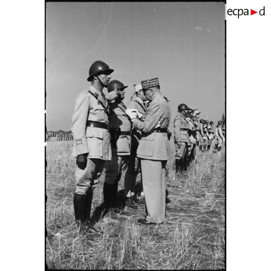 Le général d'armée Alphonse Georges, commissaire d'Etat membre du CFLN (Comité français de la Libération nationale), remet la croix de chevalier de la Légion d'honneur au capitaine Lhuillier du 1er RTA (régiment de tirailleurs algériens).