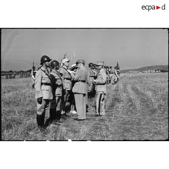 Le général d'armée Alphonse Georges, commissaire d'Etat membre du CFLN (Comité français de la Libération nationale), remet la croix de chevalier de la Légion d'honneur au capitaine Fetzas du 1er RTA (régiment de tirailleurs algériens).