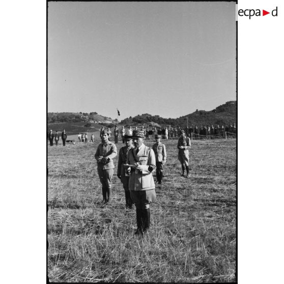 Le général de corps d'armée Louis Koeltz, commandant le 19e CA (corps d'armée), lit des citations avant de décorer des officiers et sous-officiers du 1er RTA (régiment de tirailleurs algériens).
