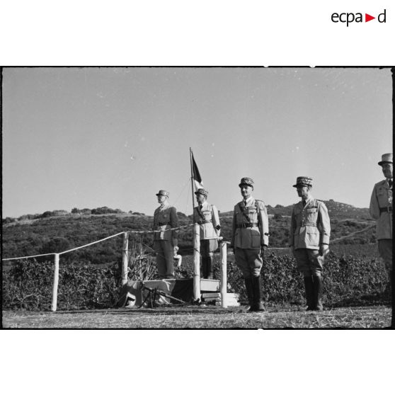 Les généraux assistent au défilé du 1er RTA.