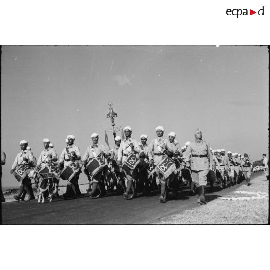 Défilé de la nouba du 1er RTA (régiment de tirailleurs algériens) à la fin d'une prise d'armes.