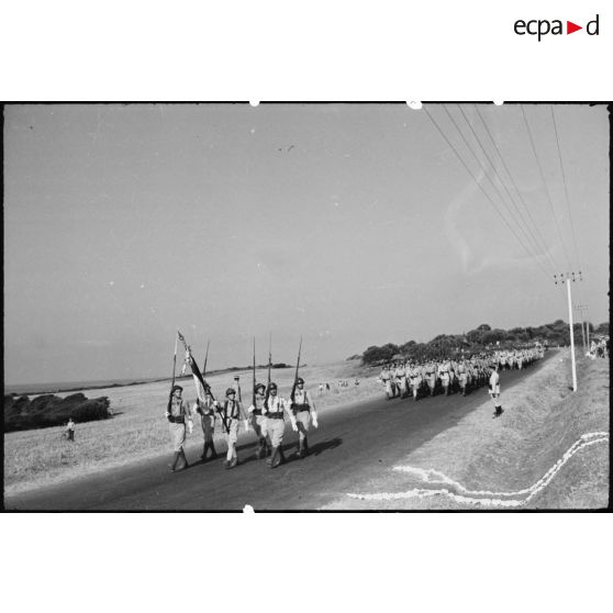 Défilé du drapeau et de la garde d'honneur du 1er RTA (régiment de tirailleurs algériens).