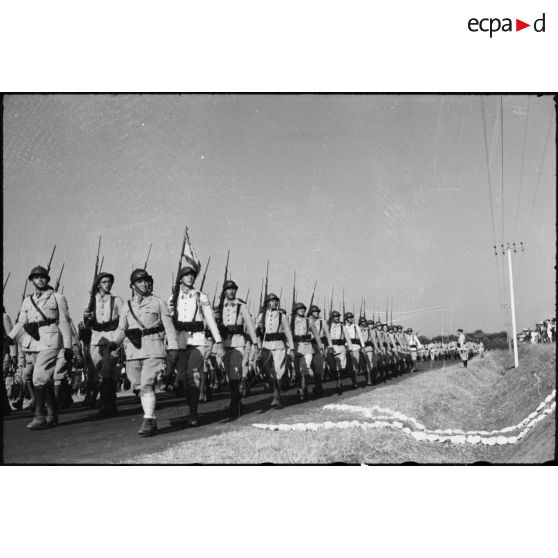 Défilé des bataillons du 1er RTA (régiment de tirailleus algériens).
