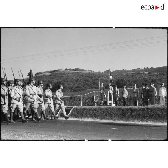 Défilé des bataillons du 1er RTA (régiment de tirailleurs algériens) devant les autorités.