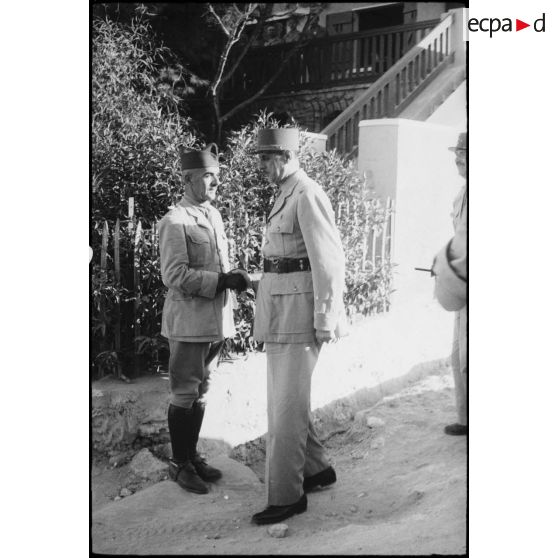 Lors d'une visite aux troupes du CEF (corps expéditionnaire français), le général de Gaulle, coprésident du CFLN (Comité français de la Libération nationale) s'entretient avec le général de division Darrio.