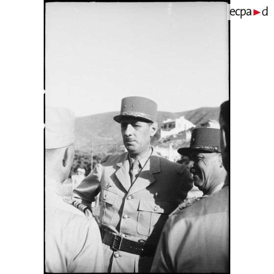 En visite auprès du CEF (corps expéditionnaire français) qui va être engagé en Italie, le général de Gaulle, coprésident du CFLN (Comité français de la Libération nationale) s'entretient avec un lieutenant-colonel ; à ses côtés, le général d'armée Alphonse Juin, commandant le CEF.