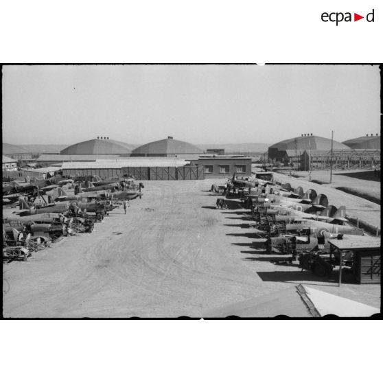 Une chaîne de maintenance de l'armée de l'Air française où sont parqués des avions de chasse français et alliés, Hawker Hurricane et Supermarine Spitfire.