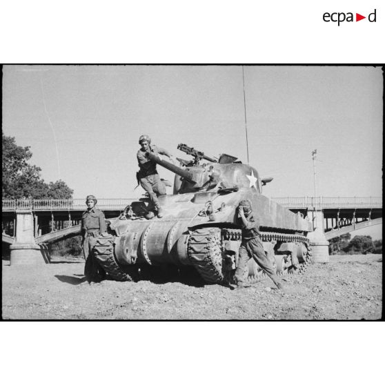 Equipage d'un char moyen Sherman M4 d'une unité blindée du CEF (corps expéditionnaire français) lors d'un entraînement de la grande unité.