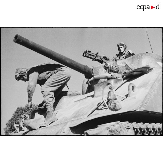 Equipage d'un char moyen Sherman M4 d'une unité blindée du CEF (corps expéditionnaire français) lors d'un entraînement de la grande unité.