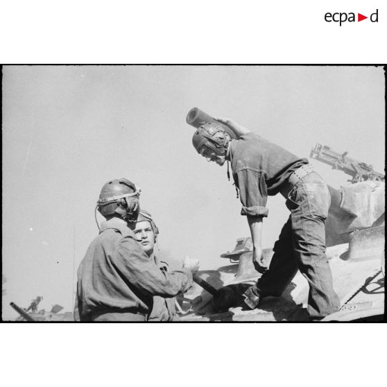 L'équipage d'un char moyen Sherman M4 d'une unité blindée du CEF (corps expéditionnaire français) écoute les consignes données par le chef d'engin lors d'un entraînement de la grande unité.