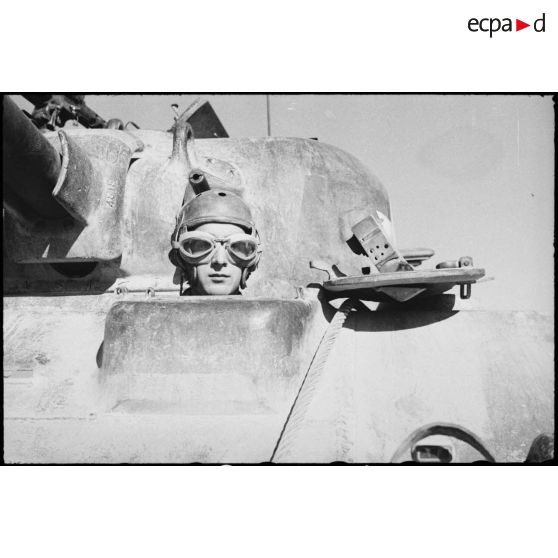 Portrait du pilote d'un char moyen Sherman M4 d'une unité blindée du CEF (corps expéditionnaire français) lors d'un entraînement de la grande unité.