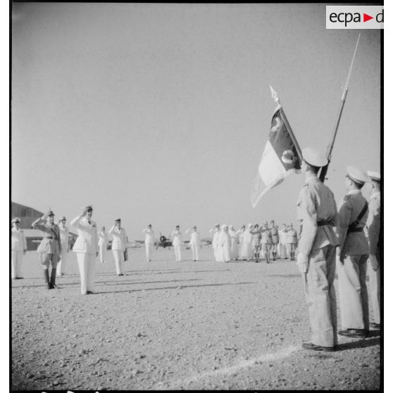 En visite d'inspection à l'école de l'Air, Gabriel Puaux, résident général de France au Maroc, salue le drapeau de l'école.