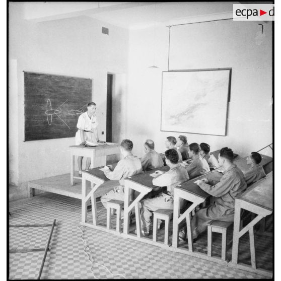 Un capitaine instructeur de l'école de l'Air de Marrakech dispense un cours magistral à des élèves officiers.