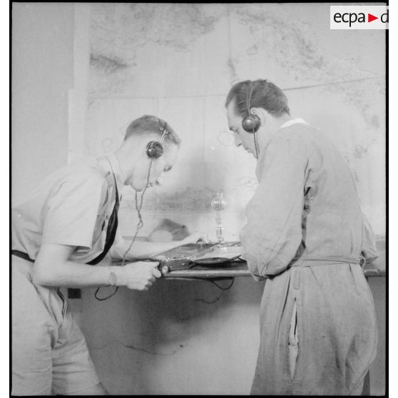 Cours pratique de transmissions pour un élève officier de l'école de l'Air de Marrakech.