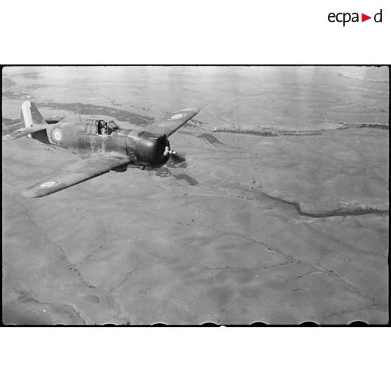 Chasseur Curtiss H-75 Hawk (ou P-36) de l'école de l'Air de Marrakech lors d'un vol d'instruction.