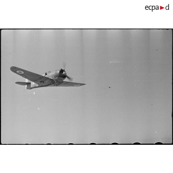 Chasseur Curtiss H-75 Hawk (ou P-36) de l'école de l'Air de Marrakech lors d'un vol d'instruction.