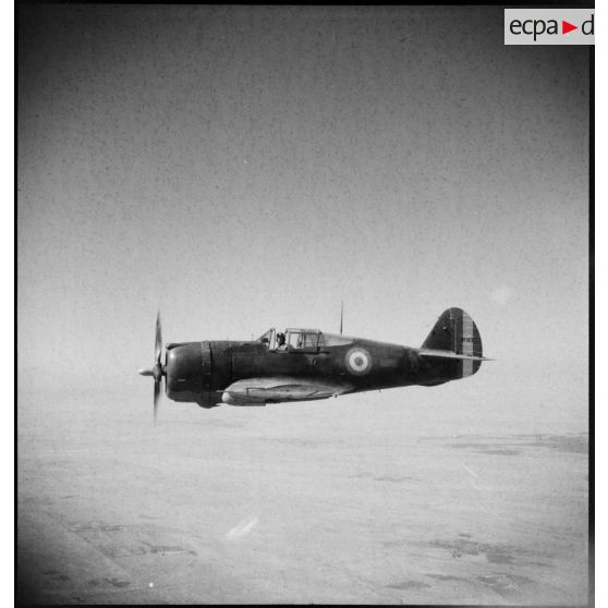 Chasseur Curtiss H-75 Hawk (ou P-36) de l'école de l'Air de Marrakech lors d'un vol d'instruction.
