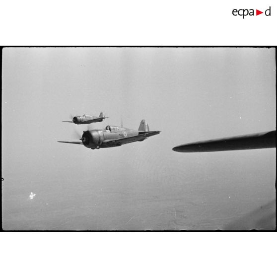 Chasseurs Curtiss H-75 Hawk (ou P-36) de l'école de l'Air de Marrakech lors d'un vol d'instruction en formation.