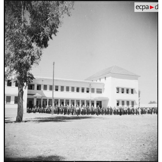 Rassemblement des élèves pour le rapport quotidien à l'école des transmissions de l'armée de l'Air à Kasba-Tadla.