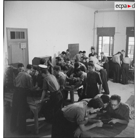Cours pratique de maintenance d'appareils radios suivi par des élèves de l'école des transmissions de l'armée de l'Air de Kasba-Tadla.