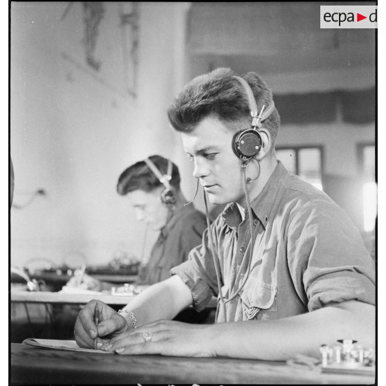 Portrait d'un élève de l'école des transmissions de l'armée de l'Air de Kasba-Tadla lors d'un exercice pratique de lecture au son d'une transmission morse.