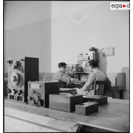 Cours pratique d'émission radio pour un élève de l'école des transmissions de l'armée de l'Air de Kasba-Tadla.