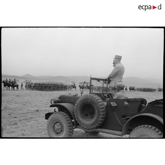 Au cours d'une tournée d'inspection auprès du CEF (corps expéditionnaire français), le général d'armée Henri Giraud, commandant en chef civil et militaire et coprésident du CFLN (comité français de la Libération nationale), assiste à un défilé de troupes marocaines.