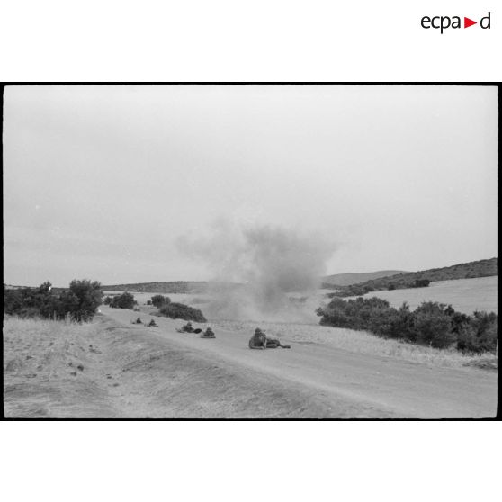 Exercice de déminage avec un détecteur de mines, type poêle à frire, pendant une manoeuvre du CEF (corps expéditionnaire français).
