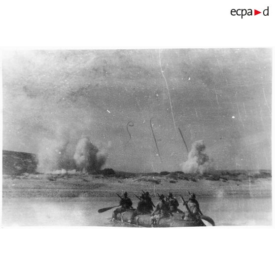 Des soldats du CEFI (corps expéditionnaire français en Italie) abordent une plage en bateau pneumatique lors d'un exercice de débarquement sur une plage.