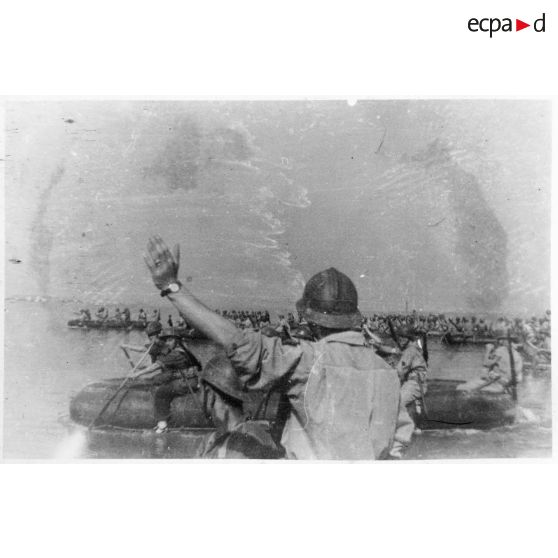 Des soldats du CEFI (corps expéditionnaire français en Italie) abordent une plage en bateaux pneumatiques lors d'un exercice de débarquement sur une plage.