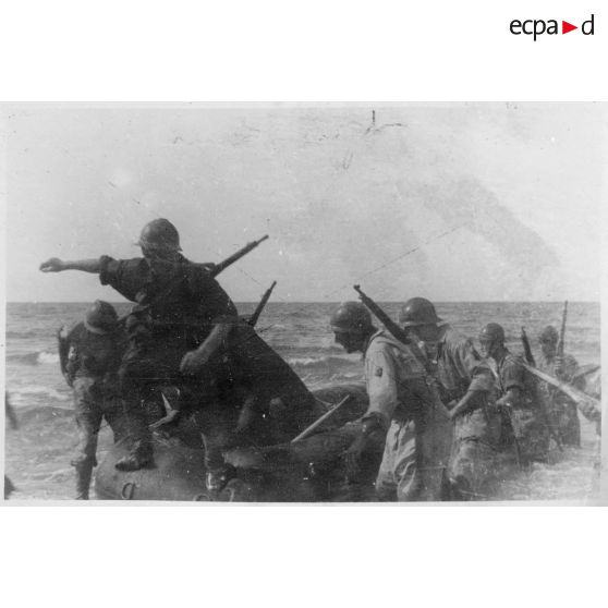 Des soldats du CEFI (corps expéditionnaire français en Italie) débarquent sur une plage en bateau pneumatique lors d'un exercice de débarquement sur une plage.