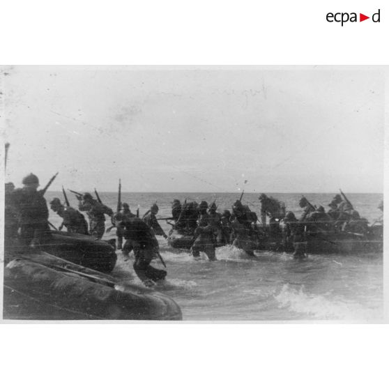 Des soldats du CEFI (corps expéditionnaire français en Italie) débarquent sur une plage en bateau pneumatique lors d'un exercice de débarquement sur une plage.