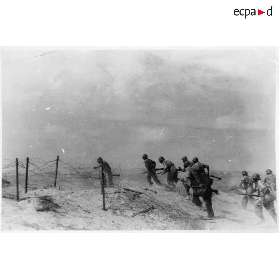 Des soldats du CEFI (corps expéditionnaire français en Italie) progressent sur une plage lors d'un exercice de débarquement.