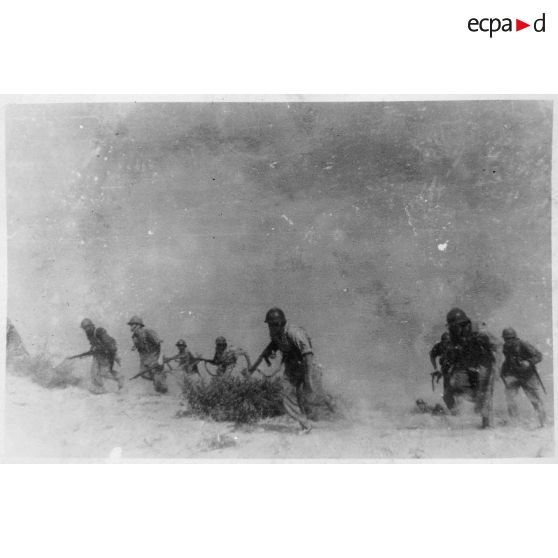 Des soldats du CEFI (corps expéditionnaire français en Italie) progressent sur une plage lors d'un exercice de débarquement.