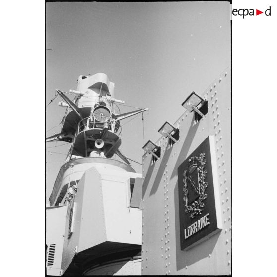 Contre-plongée sur le poste de pilotage ou timonerie du croiseur Jeanne d'Arc, amarré dans le port d'Alger.