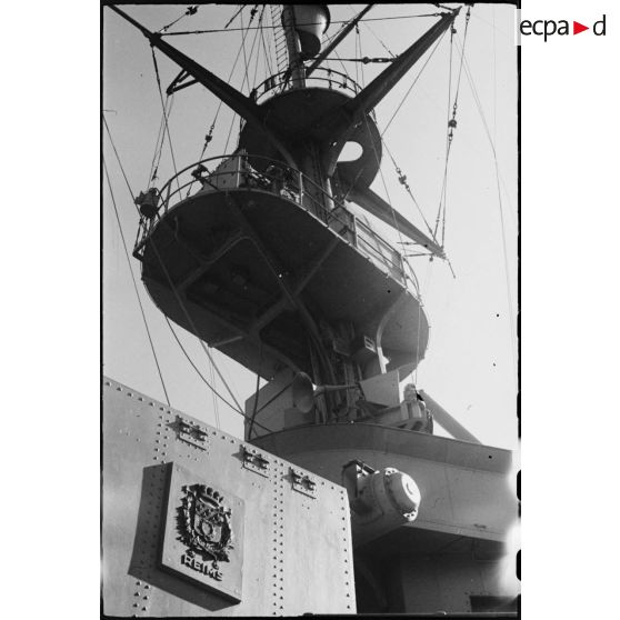 Contre-plongée sur la partie supérieure du poste de pilotage ou timonerie du croiseur Jeanne d'Arc, amarré dans le port d'Alger.