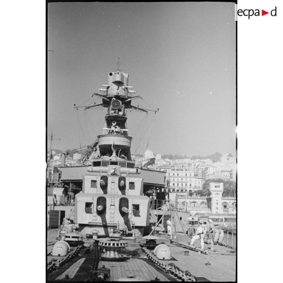 Le poste de pilotage et les deux tourelles doubles de canons de 155 mm sur la plage avant du croiseur Jeanne d'Arc, amarré dans le port d'Alger.
