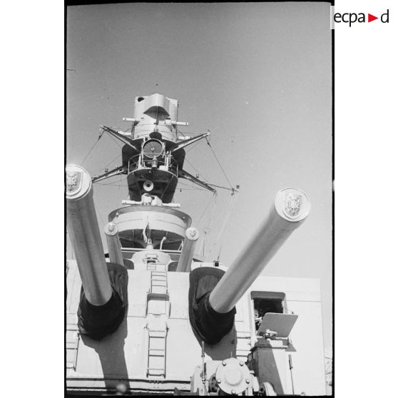 Le poste de pilotage et les deux tourelles doubles de canons de 155 mm sur la plage avant du croiseur Jeanne d'Arc, amarré dans le port d'Alger.