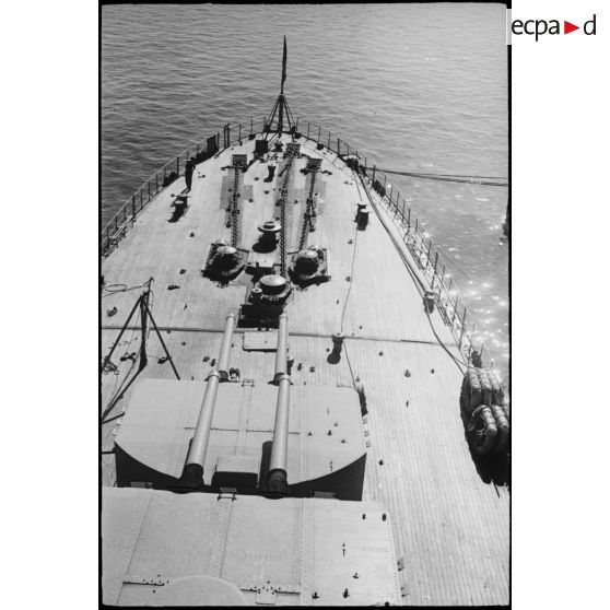 Plongée depuis le poste de pilotage sur les deux tourelles doubles de canons de 155 mm sur la plage arrière du croiseur Jeanne d'Arc, amarré dans le port d'Alger.