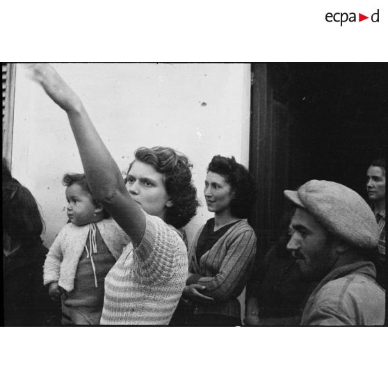 Les habitants du village de Patrimonio libéré applaudissent le passage des chars légers Stuart M5A1 du 4e RSM (régiment de spahis marocains) qui traversent la commune.