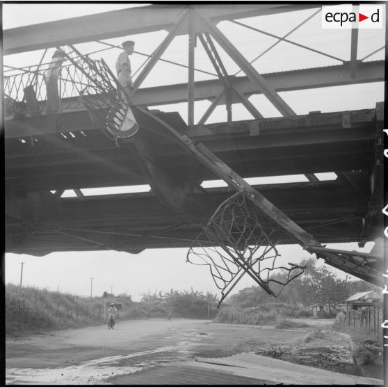 Garde-fou du pont Paul-Doumer (aujourd'hui Long Biên) endommagé par un camion.