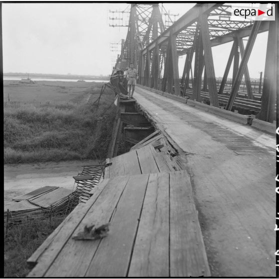 Garde-fou du pont Paul-Doumer (aujourd'hui Long Biên)  endommagé par un camion.