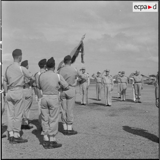 Le général Salan, adjoint militaire du général Ely, lors du salut au drapeau.