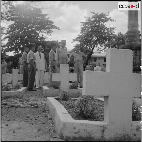 Les autorités civiles et militaires se recueillent sur les tombes de soldats morts au combat en Indochine.