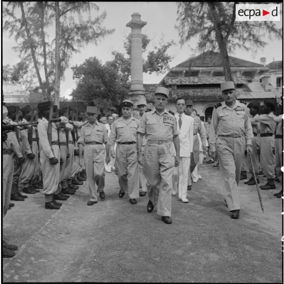 Les autorités civiles et militaires lors d'une commémoration.