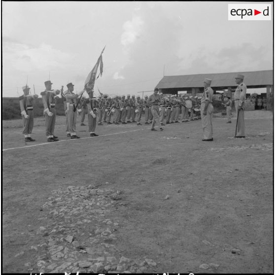 Les autorités militaires saluent les couleurs.